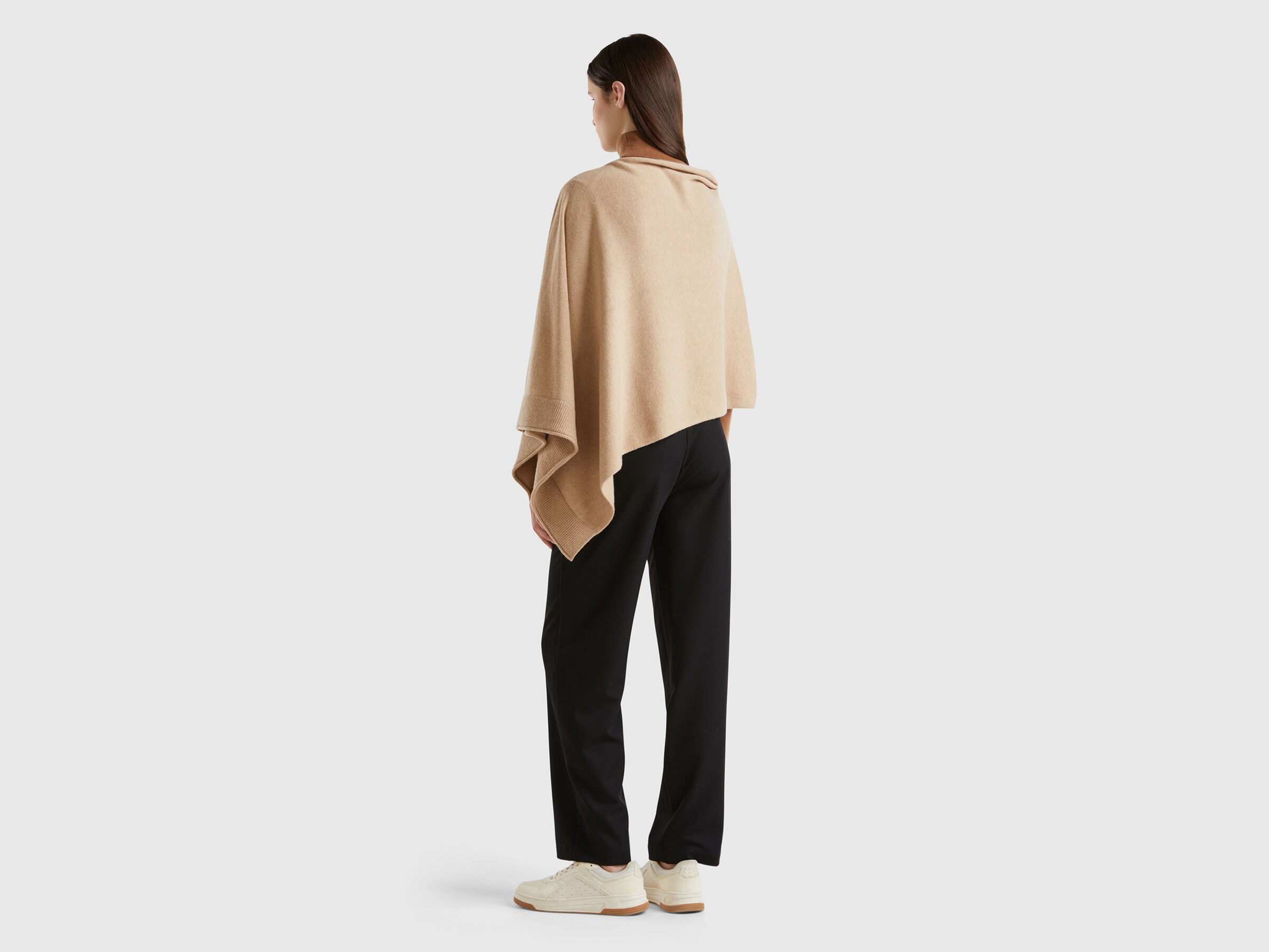 CAPE Mujer image number 2